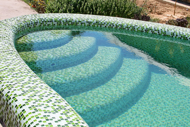 Стеклянная мозаика ТОТИК в отделке бассейна